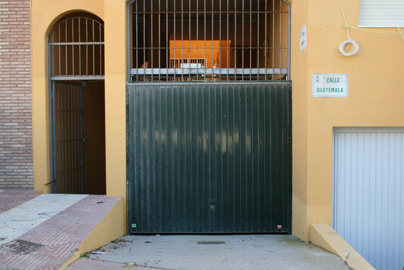 Sustitución de puerta de garaje para comunidad | Automatismos Las Marinas